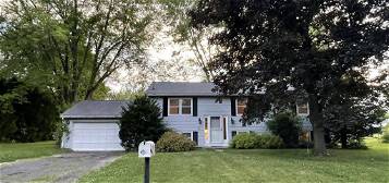15 Carriage Ln, Amherst, MA 01002