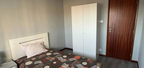 Quarto individual em apartamento perto do Polo Universitário