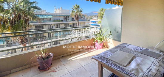 T3 MEUBLE EN ETAGE TRAVERSANT TERRASSE ET BALCON. GARAGE + CAVE.