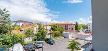 T4 traversant au 1er étage avec balcon et parking sans frais d'agence