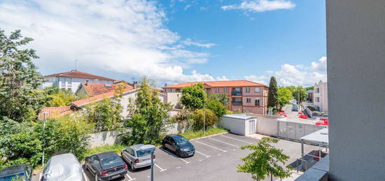 T4 traversant au 1er étage avec balcon et parking sans frais d'agence