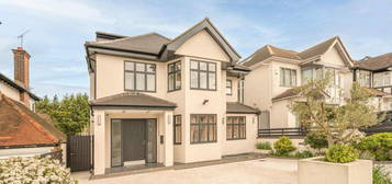 5 bedroom detached house