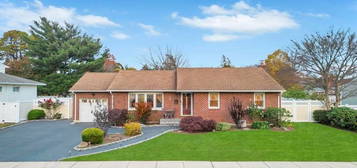 83 Elm Drive, Farmingdale, NY 11735