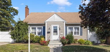 37 Brookfield Dr, Cranston, RI 02920