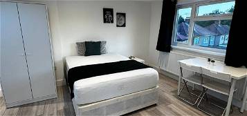 Room to rent in Bradenham Road, Hayes UB4