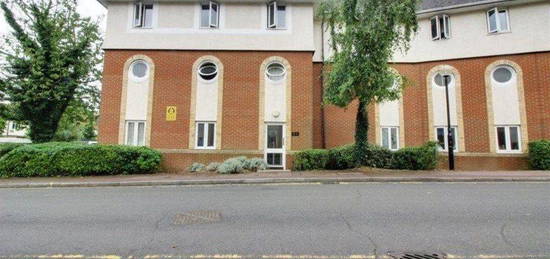 Flat to rent in Hatfield, Hertfordshire AL10