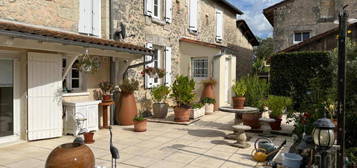 Très proche Aubeterre, sud Charente. Grande maison de campagne à vendre, avec terrain 1890m²