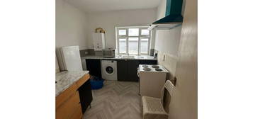 Flat to rent in Book Centre Mansions, London NW10