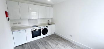 Studio to rent in Melfort Road, Thornton Heath, Surrey CR7