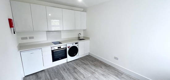 Studio to rent in Melfort Road, Thornton Heath, Surrey CR7