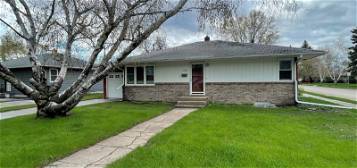 134 Columbia Ct, Grand Forks, ND 58203