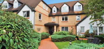 Flat to rent in Homan Court, Friern Watch Avenue, London N12