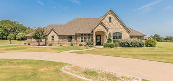 2104 Yucatan Dr, Granbury, TX 76048