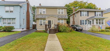 54 Edgecomb St, Albany, NY 12209