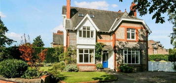 5 bedroom detached house