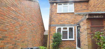 Flat to rent in Derwent Close, Feltham, Middlesex TW14