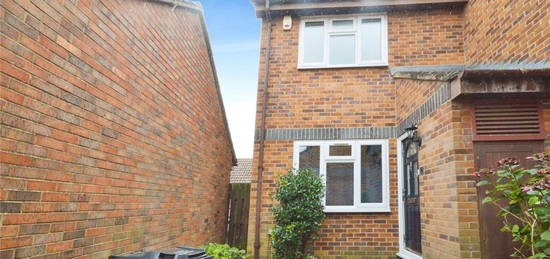 Flat to rent in Derwent Close, Feltham, Middlesex TW14