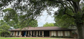 305 Dettor St, Batesville, MS 38606