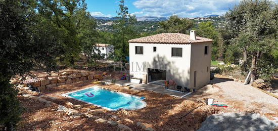 Maison de construction très récente avec piscine.