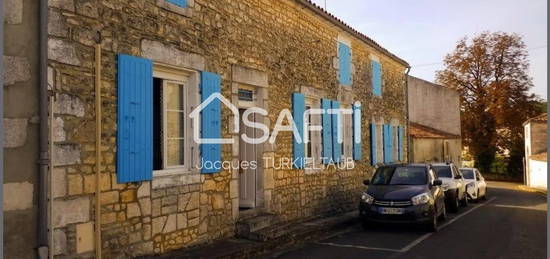 Maison de village et dépendances dans une rue calme