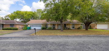 115 S Lynnwood St, La Grange, TX 78945