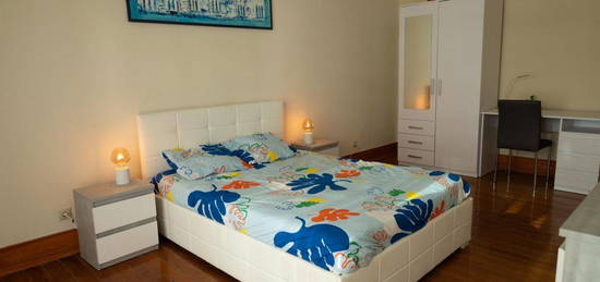 648014 - Quarto com cama de casal em...