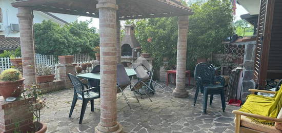 VILLA A SCHIERA A SAN MANGO PIEMONTE