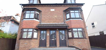 Flat to rent in Roberts Road, High Wycombe, Buckinghamshire HP13