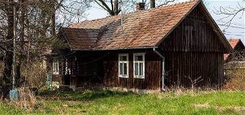 Drewniany dom do odrestaurowania w miejsc. Pawęzów