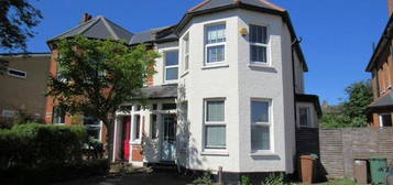 4 bedroom semi-detached house to rent