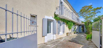 Maison en pierres avec cour et jardin