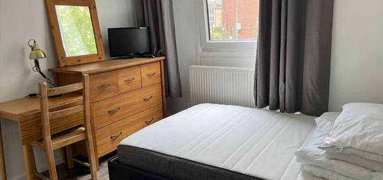 Room to rent in Manny Shinwell House, Clem Attlee Court, Fulham SW6