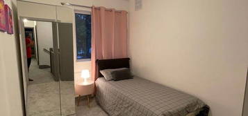 Room to rent in Hallswelle Road, London NW11