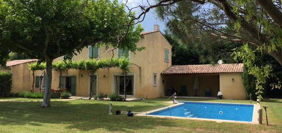 Salon maison avec piscine dans parc clôturé