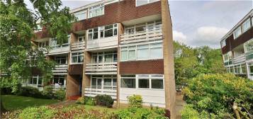 Flat to rent in Hill View Court, Woking, Surrey GU22
