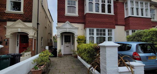 Flat to rent in Rutland Gardens, Hove BN3