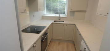 Flat to rent in Oatlands Drive, Weybridge KT13