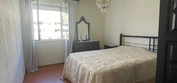 Arrendamento de Apartamento T4  na rua Almeida Garrett, 20