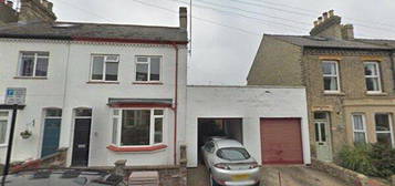 5 bed semi-detached house to rent