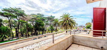 Apartamento T2 com vista mar, em condomínio de luxo com piscina, no jardim do Casino do Estoril