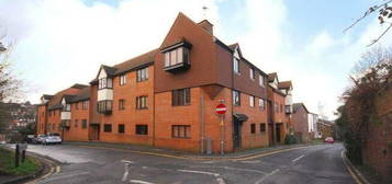 Flat to rent in Warren Road, Guildford GU1