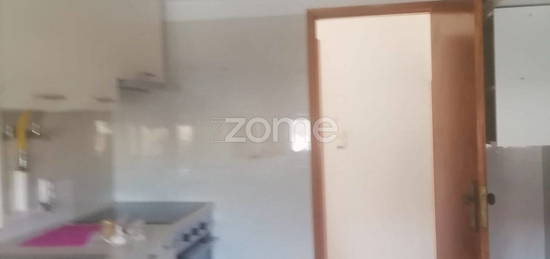 Arrendamento de Apartamento T2  na rua Gil Eanes, 75