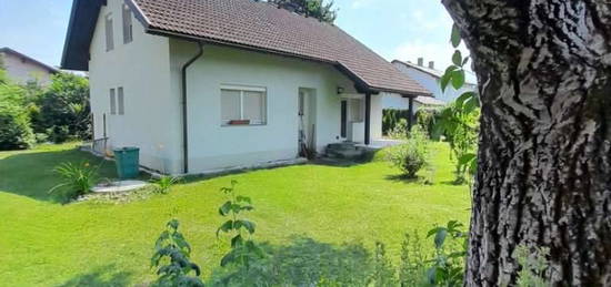 Poggersdorf (9130). Einfamilienhaus (5 Zimmer) mit Wärmepumpe und herrlichem Garten. € 389.500