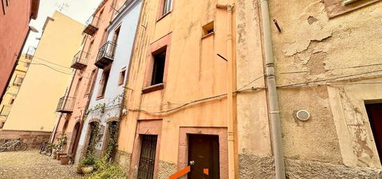 Incantevole Casa 3 Piani Centro storico di Bosa