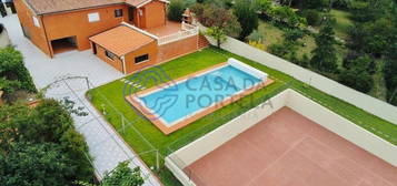 Moradia com piscina e campo de Tênis