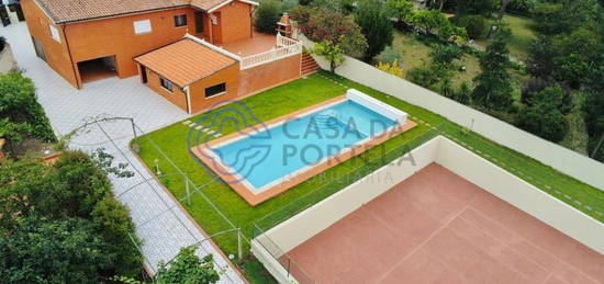 Moradia com piscina e campo de Tênis