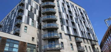 Flat to rent in Chapel Street, Salford M3