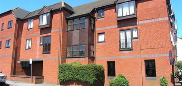 Flat to rent in Birchett Road, Aldershot GU11