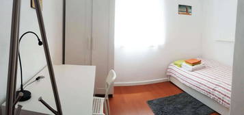 727662 - Quarto com cama de solteiro em...