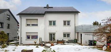 Sehr gepflegt: Vollvermietetes MFH mit 2 WE, Terrasse, Dachterrasse, Garage und PV